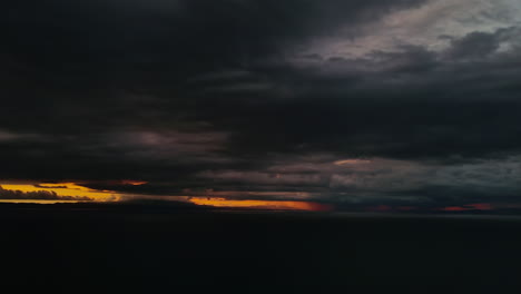 Sonnenuntergang-Im-Zeitraffer,-Dramatische-Wolken-über-Dem-Ozean-Costa-Rica