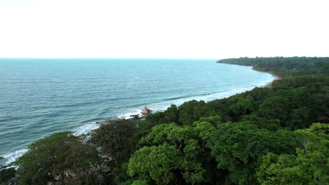 Luftaufnahme-über-üppigem-Dschungel,-Entdeckung-Eines-Schiffswracks-Am-Unberührten-Strand-Von-Costa-Rica