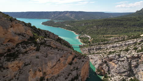 turquoise-blue-water-of-Verdon-gorges-aerial-shot-along-the-limestone-cliff