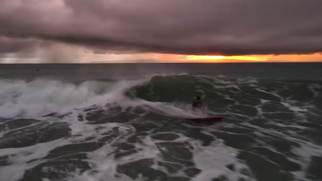 Surfer-Reitet-Dynamisch-Auf-Den-Wellen-Vor-Der-Meereslandschaft-Bei-Sonnenuntergang-In-Costa-Rica