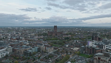 Luftaufnahme-Des-Weitläufigen-Geländes-Rund-Um-Die-Liverpooler-Kathedrale,-Hervorhebung