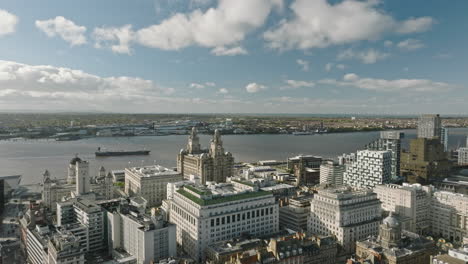 Atemberaubende,-Sonnige-Aufnahme-Des-Flusses-Mersey,-Der-Lebensader-Der-Wirtschaft-Liverpools.