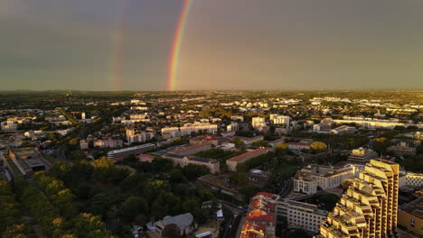 Die-Sonnendurchflutete-Stadt-Montpellier-Liegt-Unter-Einem-Malerischen-Regenbogen.