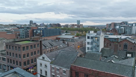 Liverpools-Stadtbild-Vor-Dem-Hintergrund-Grauer,-Düsterer-Wolken.