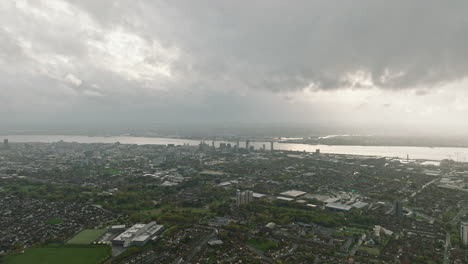 Luftperspektive:-Liverpools-Urbane-Geschichten-Unter-Bewölktem-Himmel.