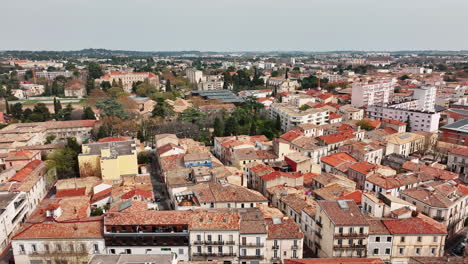 Luftaufnahme:-Montpelliers-Beaux-Arts-Viertel-Inmitten-Einer-Wolkendecke.