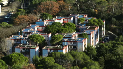 Edificios-Arquitectónicos-Residenciales-Entre-Densa-Vegetación-Soleada-Antena
