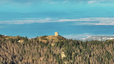 Fortificaciones-En-La-Cima-De-Los-Pirineos-Día-Soleado