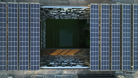 Vista-Superior-Que-Captura-Los-Edificios-De-Tecnología-Ecológica-De-Montpellier-Con-Paneles-Solares.