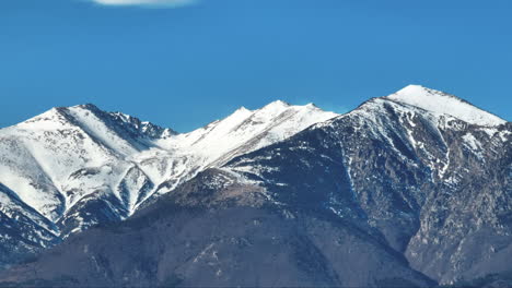 Schneebedeckte-Pyrenäen,-Luftaufnahme,-Sonniger-Tag