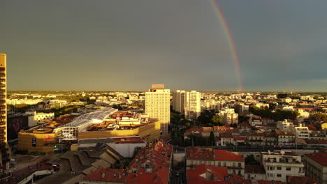 Eine-Atemberaubende-Luftaufnahme-Von-Montpellier,-Beleuchtet-Von-Einem-Lebendigen-Regenbogen.