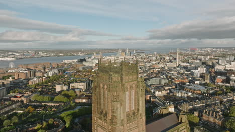 Steigen-Sie-Auf-Den-Turm-Der-Kathedrale-Und-Genießen-Sie-Einen-Panoramablick-Aus-Der-Luft,-Der-Liverpools-Leben-In-Szene-Setzt