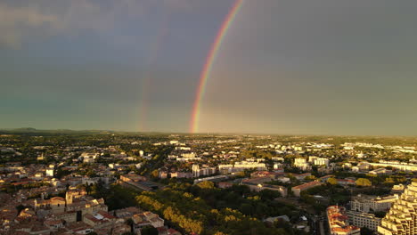 Die-Skyline-Von-Montpellier-Wird-Durch-Die-Natürliche-Schönheit-Eines-Markanten-Regenbogens-Bereichert.