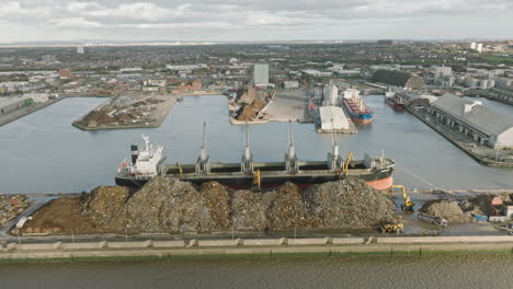 Riesiges-Industrieboot-Gefüllt-Mit-Metallschrott,-Luftaufnahme-Des-Hafens-Von-Liverpool