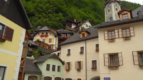Vergrößern-Sie-Häuser,-Die-Am-Berghang-In-Hallstatt-Gebaut-Wurden