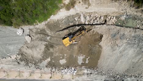 Excavadora-De-Construcción-Despejando-El-Camino-Para-Una-Nueva-Carretera