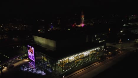 Dunkler-Nachtflug-über-Musikveranstaltungsort-In-Der-Innenstadt-Von-Helsinki