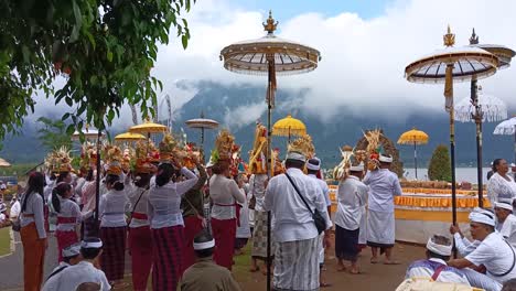 People-pray-at-Ulun-Danu-Bratan-Temple-in-Tabanan,-Bali,-Indonesia