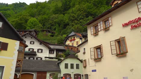 Schöne-Häuser-Verstecken-Sich-Im-Grünen-Am-Berghang-Im-Dorf-Hallstatt