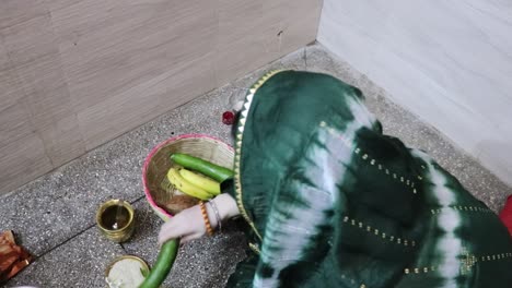 Indische-Frauen-Führen-Zu-Hause-Heilige-Rituale-Für-Das-Wohlergehen-Der-Kinder-Aus-Verschiedenen-Blickwinkeln-Anlässlich-Von-Jitiya-Vrat-Oder-Nirjala-Vrat-In-Indien-Durch