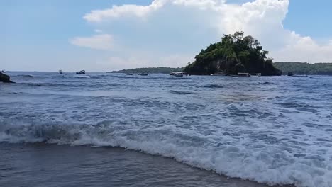 Olas-Rompiendo-En-El-Borde-De-La-Playa-De-Crystal-Bay,-Isla-Nusa-Penida,-Bali.