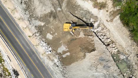 Excavadora-Trabajando-Cerca-De-La-Carretera-Principal-Limpiando-Escombros-Y-Tierra