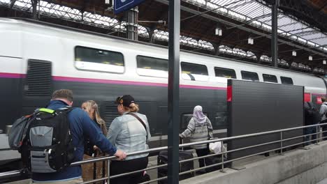 Der-TGV-Schnellzug-Kommt-Am-Bahnhof-Basel-An,-SBB-Railway-France-Und-Swiss-Connection-Mit-Menschen,-Die-Am-Terminal-Warten