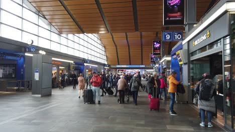 Touristen-Und-Menschen-Gehen-In-Den-Bahnhof-Basel-SBB,-Schweiz