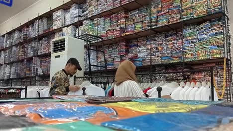 Buyers-at-the-Krisna-shop,-the-largest-souvenir-and-clothing-center-in-Bali,-Indonesia
