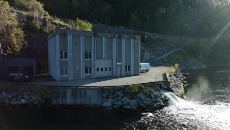 Wasserkraftwerk-In-Fossmark-Norwegen-Mit-Sonne-Und-Wasser-Von-Der-Turbine