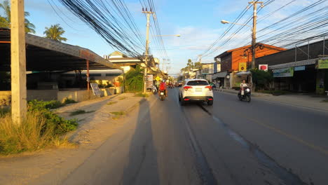 Menschen,-Die-Auf-Motorrollern-Und-Motorrädern-In-Koh-Samui,-Thailand,-Fahren