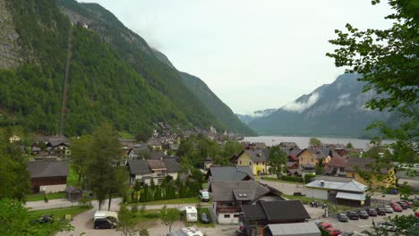 Panoramablick-Auf-Das-Dorf-Hallstatt-Mit-Bergen-Und-See