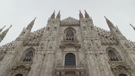 Tourists-Climbs-On-The-Roof-of-Milan-Cathedral
