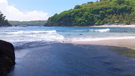 Waves-crashing-on-the-edge-of-Crystal-Bay-beach,-Nusa-Penida-Island,-Bali