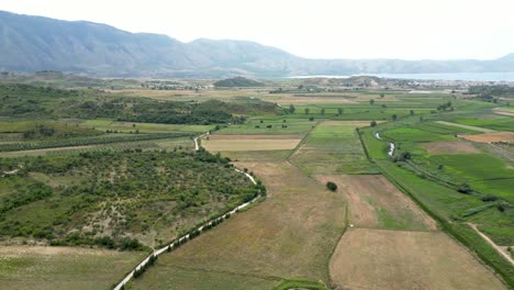 Tierras-Agrícolas-Intactas-Con-Montañas-Y-El-Mar-Al-Fondo.