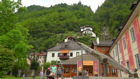 Tourists-Admire-View-of-Hallstatt