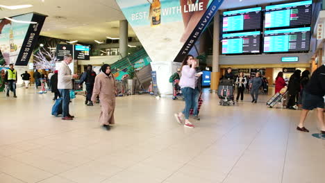 Los-Viajeros-Caminando-Con-Equipaje-En-El-Aeropuerto-Internacional-De-Ciudad-Del-Cabo.