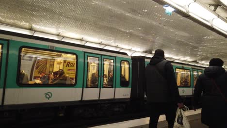 U-Bahn-Schließt-Seine-Türen-Am-Bahnhof-Hoche-Paris,-Während-Menschen-Vorbeigehen