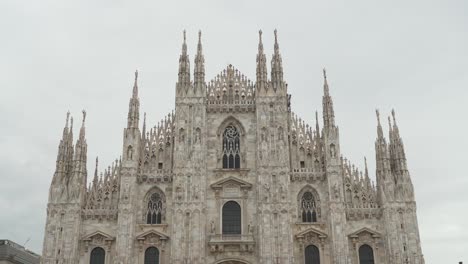Tourists-Walking-On-The-Roof-of-Milan-Cathedral