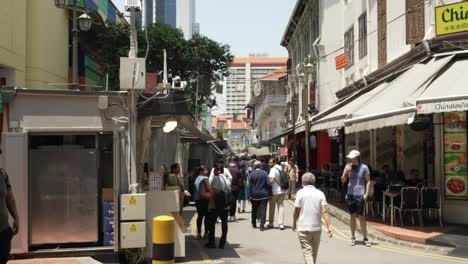 Turistas-Vistos-Caminando-Por-La-Calle-Trengganu-En-Chinatown,-Singapur