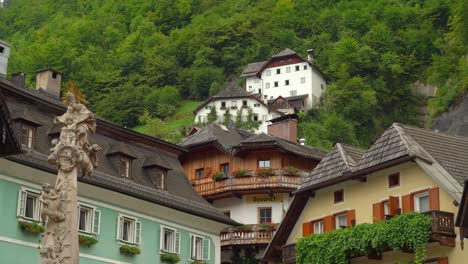 Wunderschöne-Holzhäuser-Am-Berghang-In-Hallstatt-Gebaut