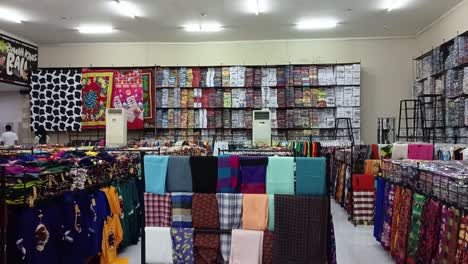 The-atmosphere-of-buyers-at-the-Krisna-shop,-the-largest-souvenir-and-clothing-center-in-Bali,-Indonesia