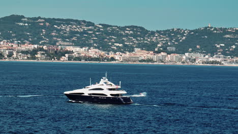 Luxusyacht-Im-Meer,-Cannes-Hintergrund,-Sonniger-Tag,-Luftaufnahme