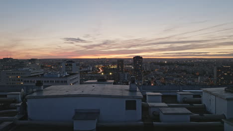 Eine-Panorama-Luftaufnahme,-Die-Das-Glitzernde-Viertel-Vor-Dem-Hintergrund-Der-Pariser-Nacht-Einfängt