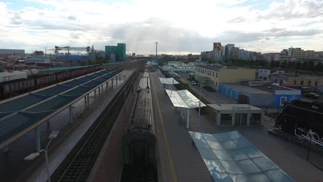Luftdrohnenaufnahme-über-Einem-Abfahrenden-Zug-Im-Bahnhof-Ulan-Bator-In-Der-Mongolei