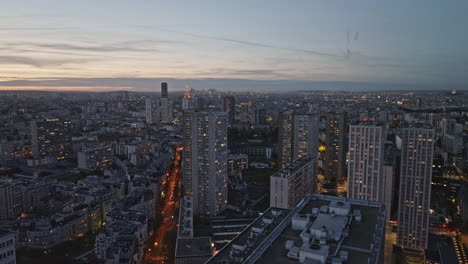 Eine-Ruhige-Panorama-Luftaufnahme-Der-Olympiaden-Im-Mondlicht