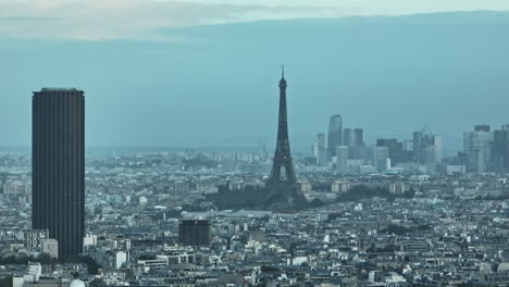 En-Medio-De-La-Contaminación,-La-Torre-Eiffel-Persevera,-Sus-Detalles-Suavizados-Por-La-Ciudad.
