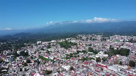 Faszinierende-Luftaufnahme-Eines-Gebirges-In-Xalapa,-Veracruz,-Mexiko,-Mit-Der-Stadt-Bei-Tag,-Farbenfrohe-Stadt-In-Einer-Reise-über-Amerika,-Historischer-Ort,-Touristischer-Punkt