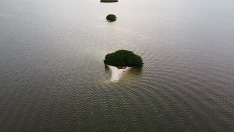 4K-Luftaufnahme-Aus-Der-Vogelperspektive-über-Einer-Kleinen-Insel-Mit-Mangroven-Und-Weißem-Sand-In-Einer-Lagune-Von-Veracruz,-Mexiko-Bei-Sonnenuntergang