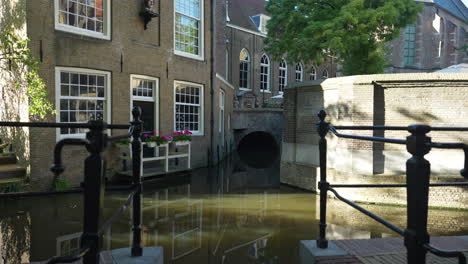 Museum-Cafe-Gouda---Canalfront-Built-Structure-In-Gouda,-Netherlands